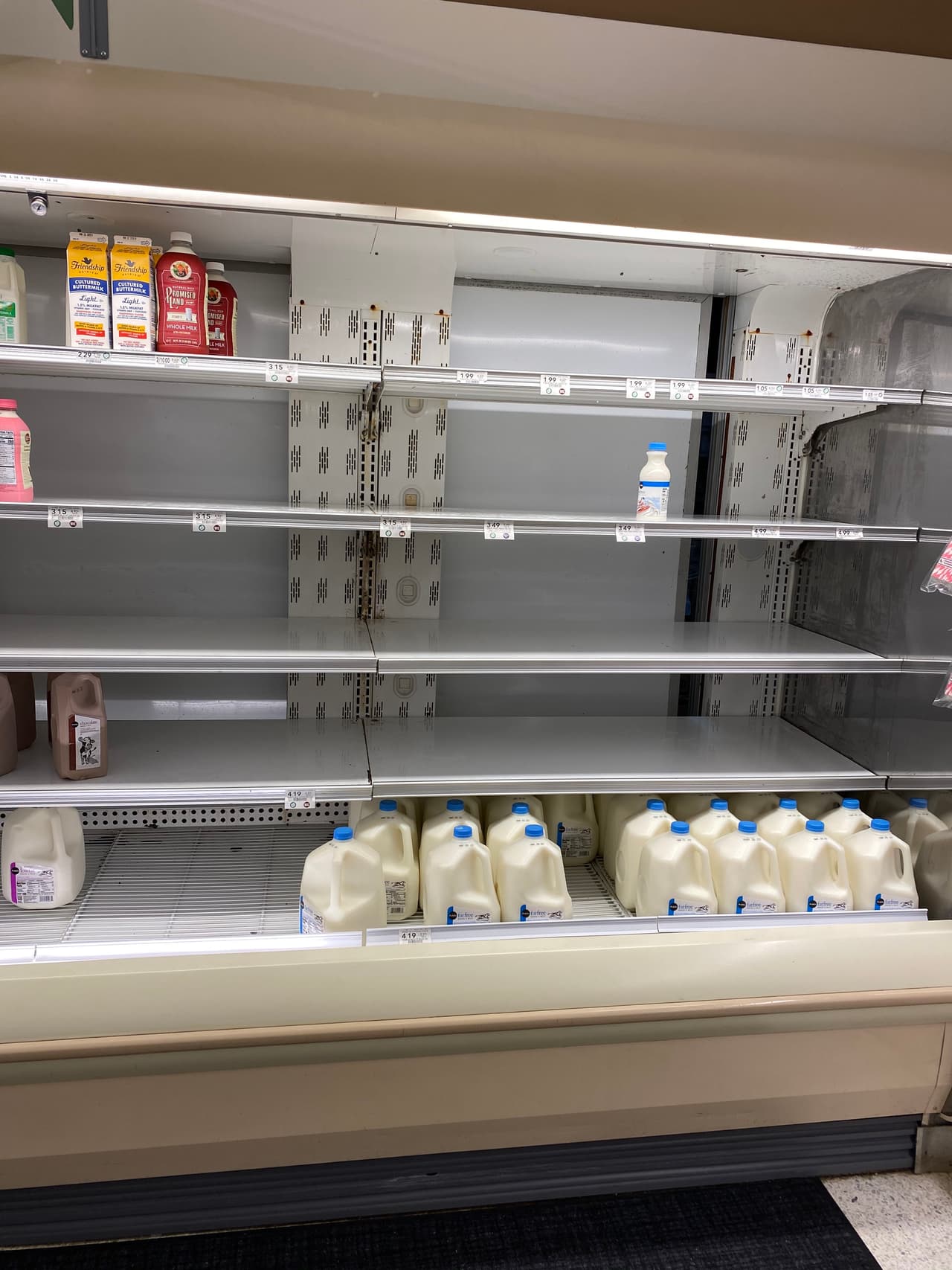 Las tiendas se han visto vacías de productos. 
<br>