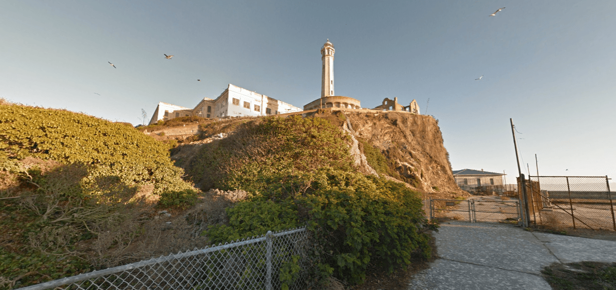 Luego de esto Alcatraz se fue fortificando con cañones que servirían a la isla para defenderse de cualquier ataque. Por fortuna nada de eso pasó. Sólo que ahí terminaban los días de gloria del faro, porque ya estaba en lista para convertirse en prisión.