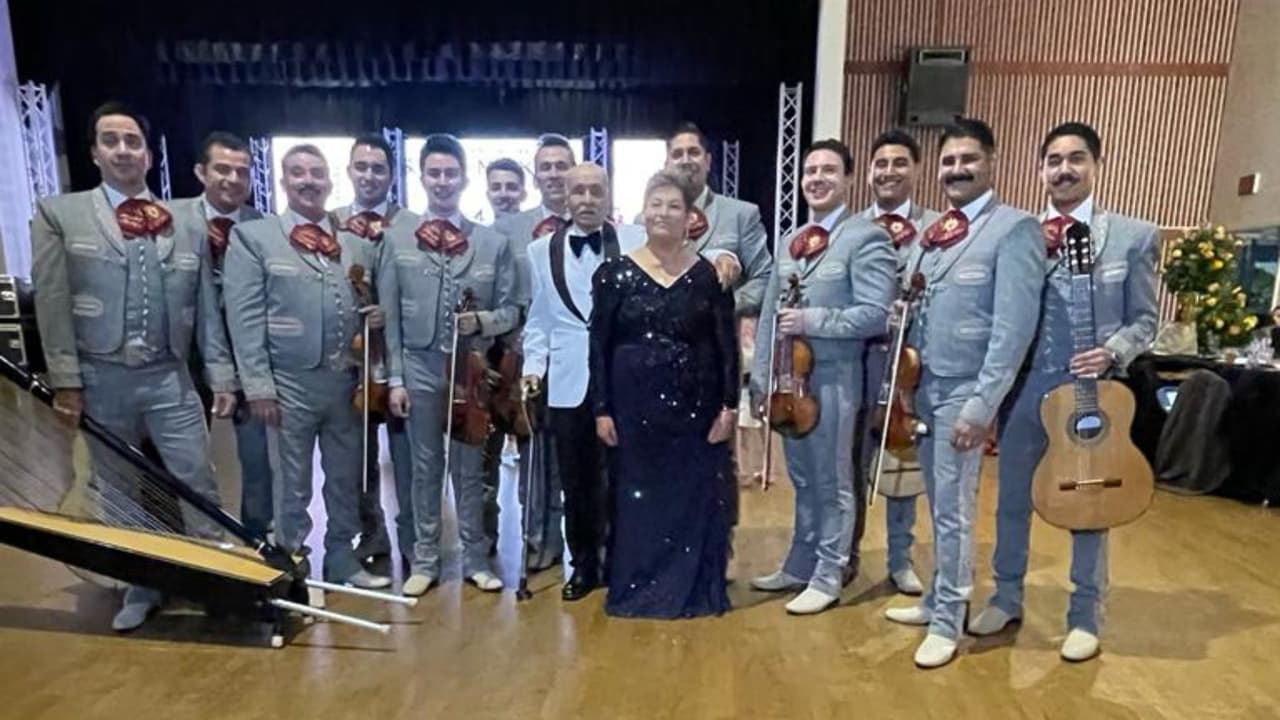 Con 13 hijos, 48 nietos y 15 bisnietos, Luis disfruta de la compañía de su familia, especialmente de su esposa, con quien lleva 66 años de matrimonio. Además de su dedicación a la familia, Luis sigue siendo activo físicamente. Realiza ejercicios matutinos y se divierte jugando con sus yernos.