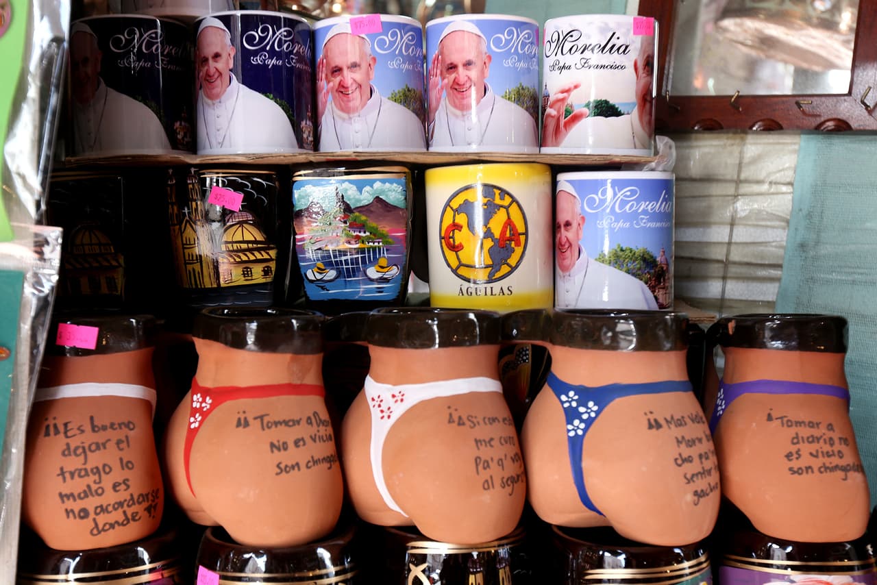 No podían faltar los souvenirs como estas tazas con la imagen de Francisco.