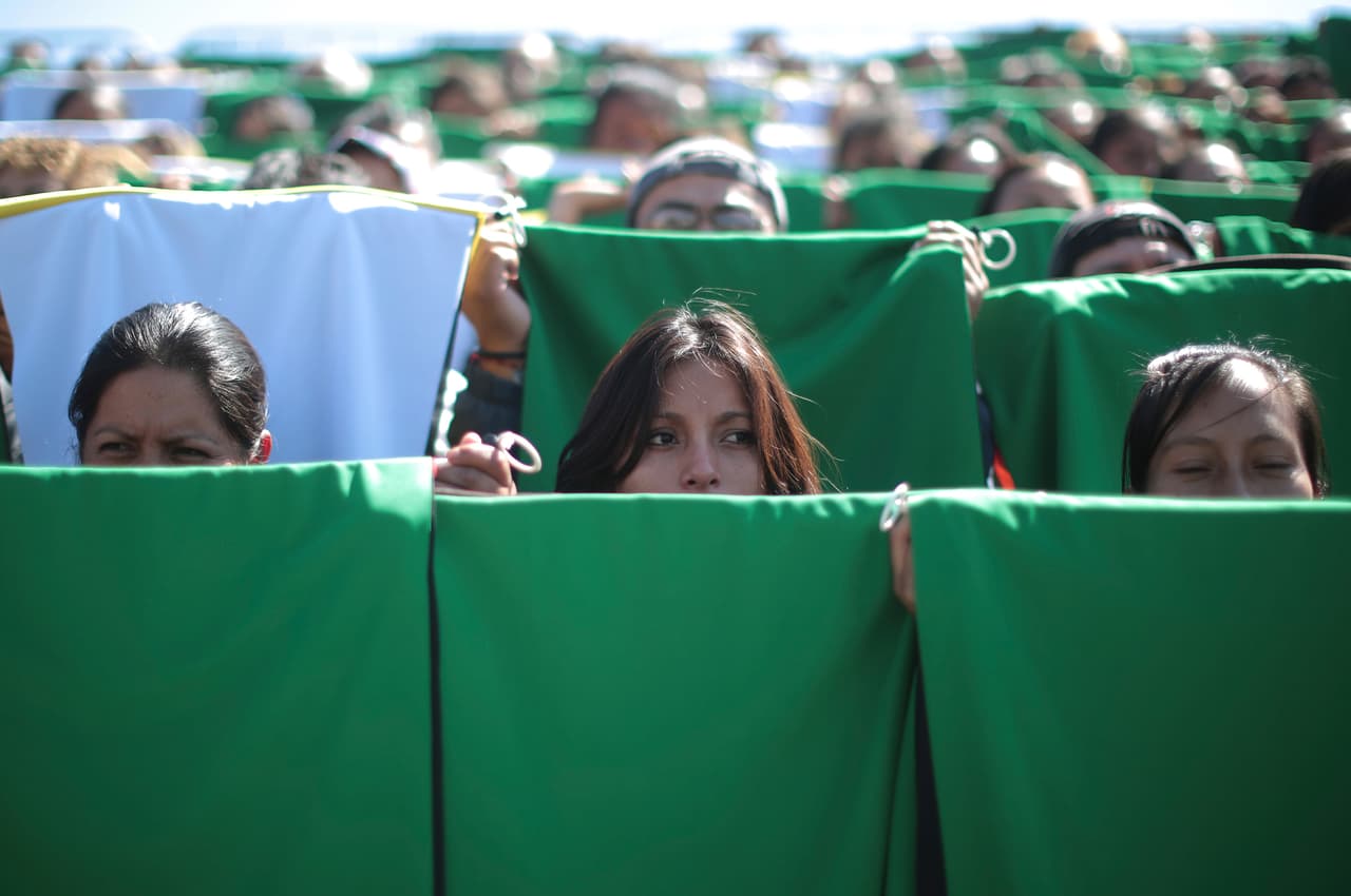 Un grupo de personas practican en la explanada de Las Americas, a donde llegará el papa Francisco en Ecatepec.