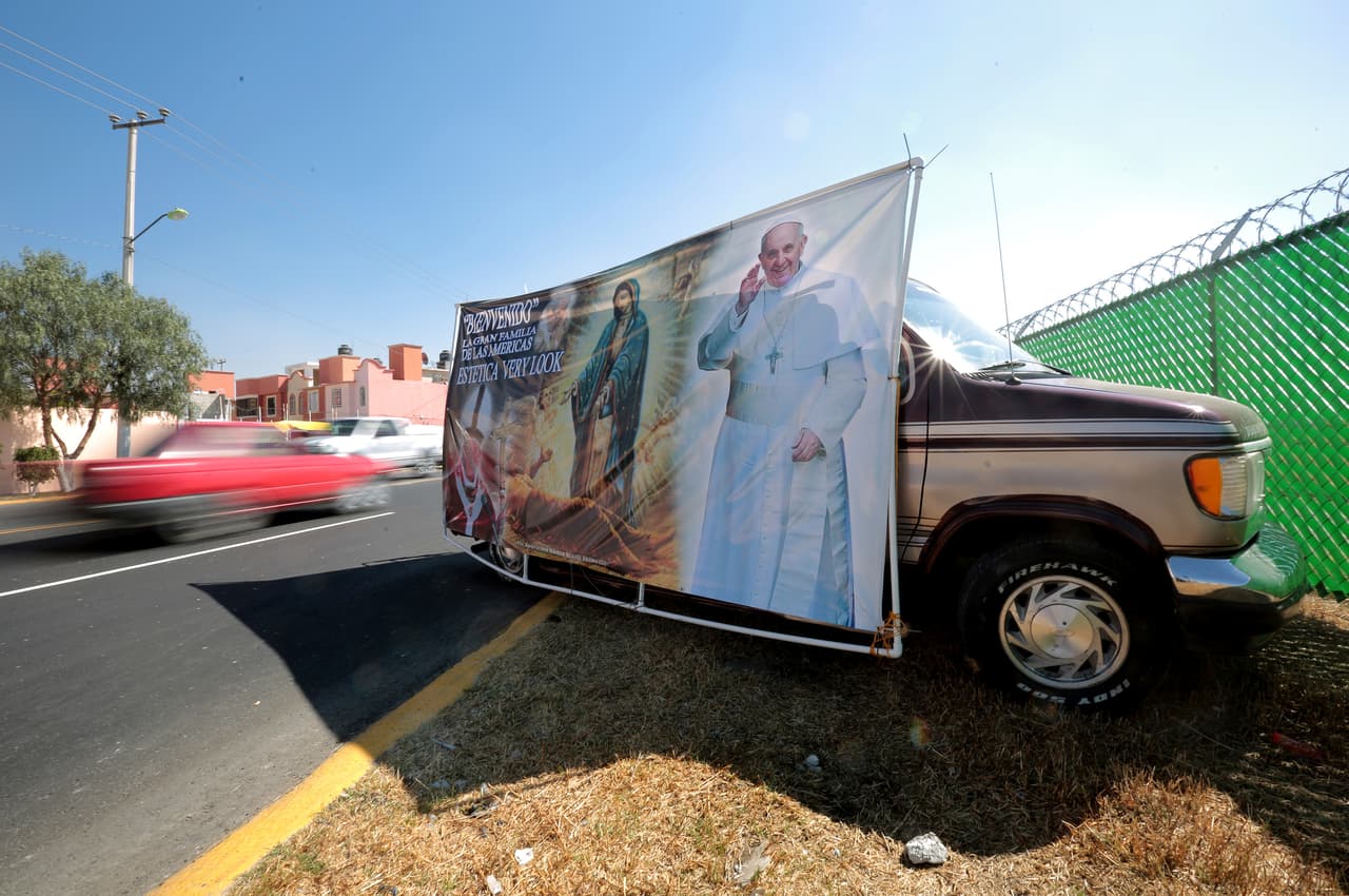 Una camioneta sostiene un cartel en una de las avenidas de Ecatepec, Estado de México.