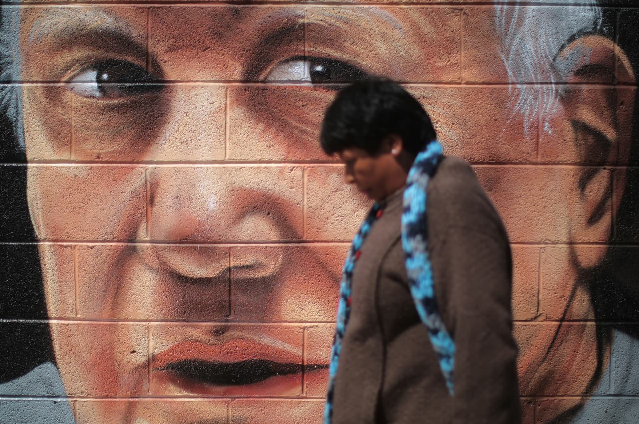 Una mujer camina al lado de un mural del papa Francisco en Ecatepec, Estado de México.