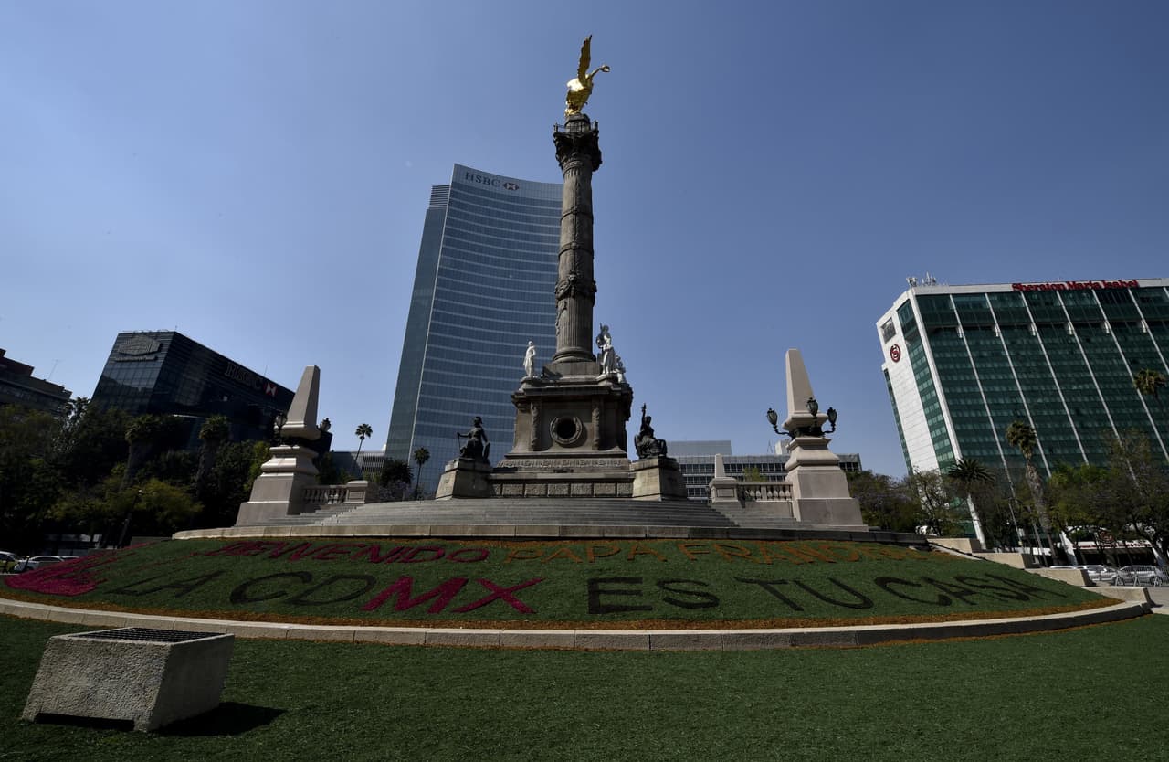 En los alrededores del Ángel de la Independencia, en la Ciudad de México, con flores hicieron un letrero de bienvenida.