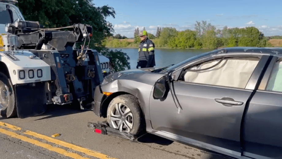 El automóvil también fue remolcado fuera de la orilla del Río Sacramento y enganchado a una grúa para que fuera retirado del sitio del accidente.