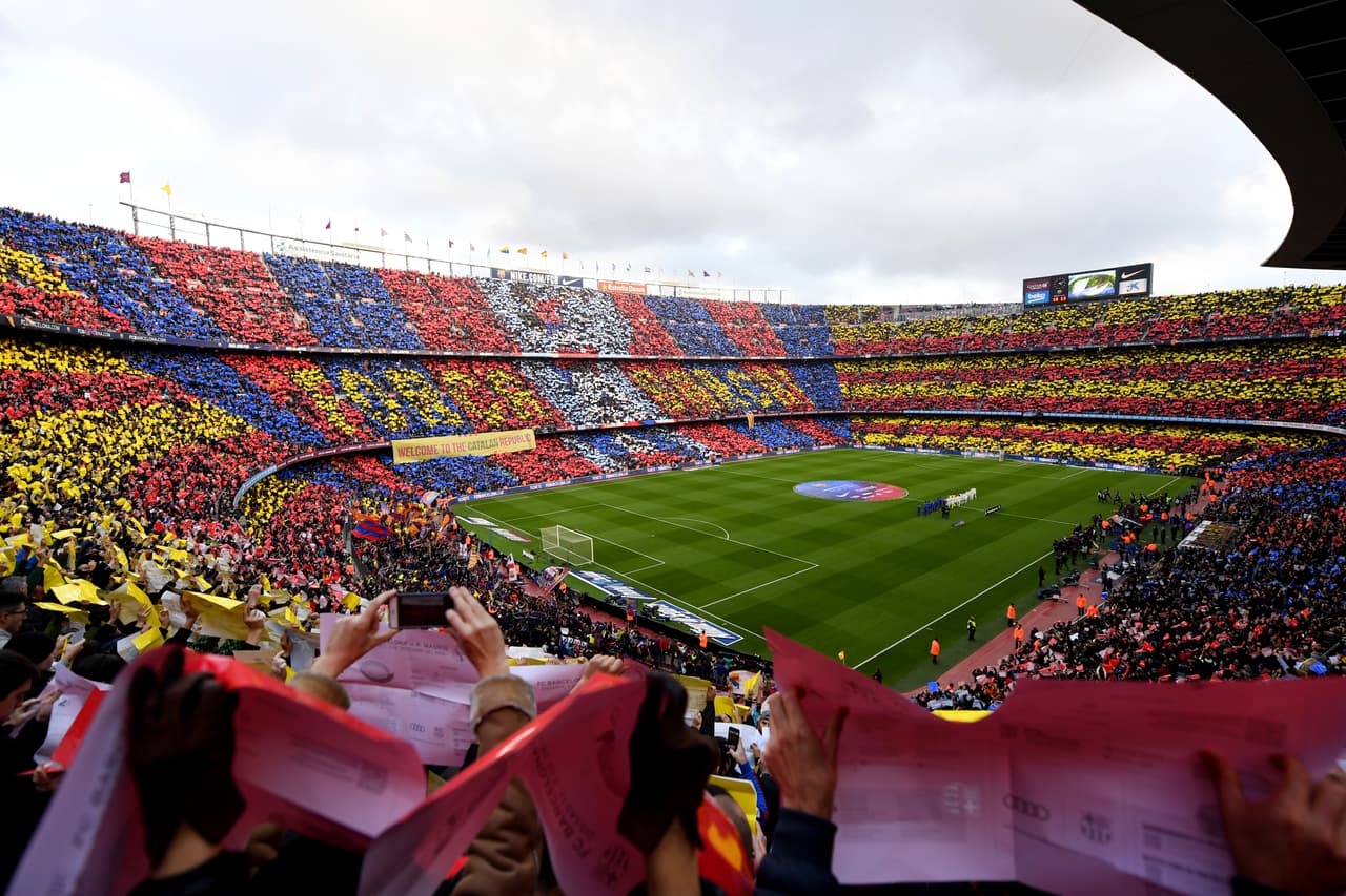 Como ya es habitual en la historia de los Clásicos entre el Barcelona y el Real Madrid, más de 90.000 cartulinas dibujaron un mosaico en las gradas del Camp Nou, cuyos aficionados recrearon de manera animada un 'castell' (torre humana), acompañado por las banderas catalana y azulgrana, y el mensaje "Força Barça".