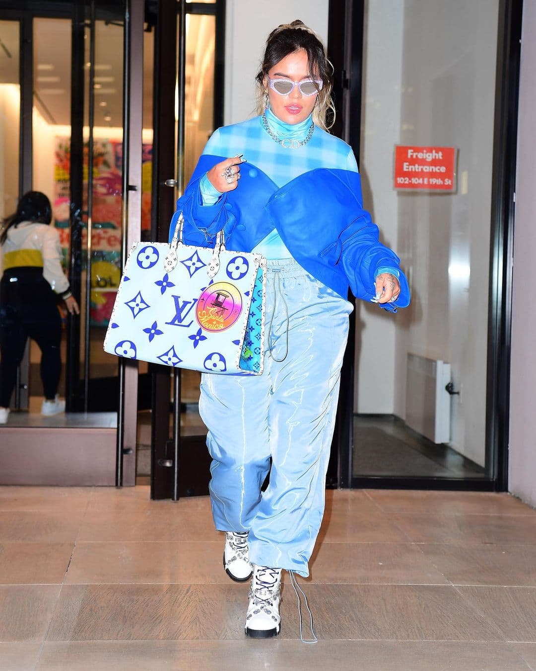 La querida ‘bichota’, ha impuesto moda por su manera de vestir y constantemente importantes firmas, la han contratado para que sea su imagen, lo cual le ha generado varios millones de dólares.