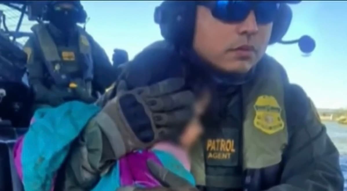 Cuando los agentes de la patrulla fronteriza 
<b>la vieron sola y abandonada por un coyote a las orillas del río Bravo en Texas</b>, de inmediato se dispusieron a rescatar a esa niña de tan solo 3 años. 
<br>