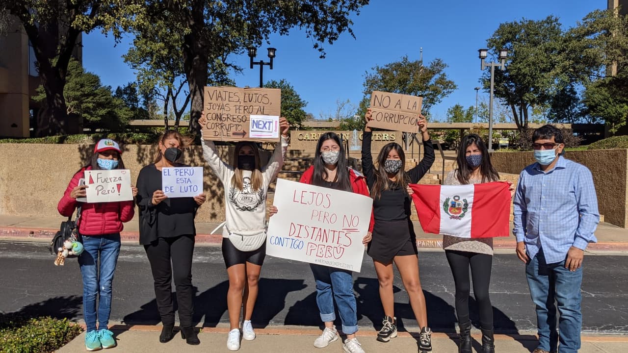 Desde temprano varias personas se dieron cita afuera del consulado para mostrar su desacuerdo con permitir que Manuel Merino sea presidente de Perú.