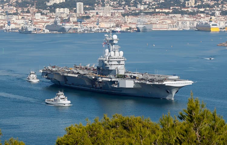 Imagen aérea del buque, ya preparado para lanzar ataques contra el grupo yihadista