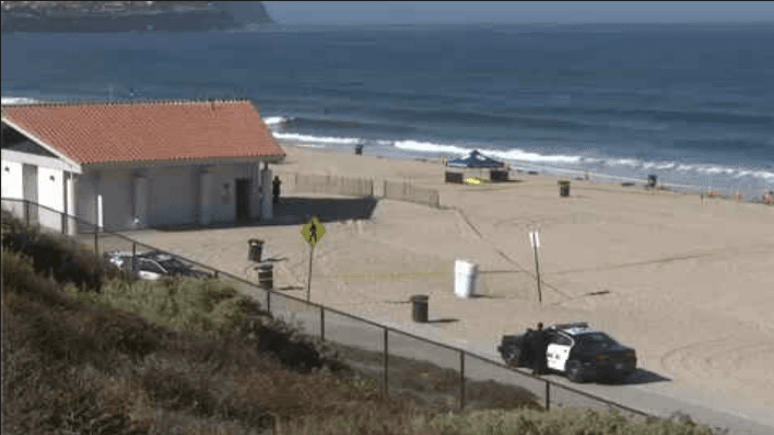 Uno de los cuerpos estaba muy cerca de la estructura de baños públicos y el otro a solo pasos del mar.