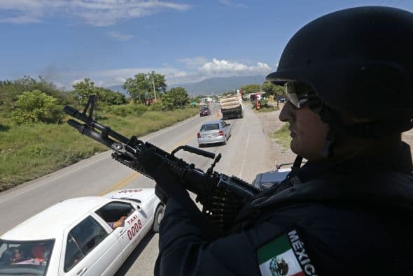 La policía federal vigila las avenidas principales de Iguala.