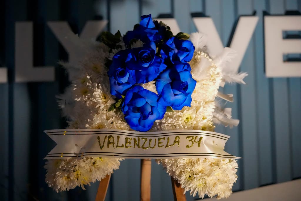 Las expresiones de amor hacia la leyenda mexicana del bésibol estadounidense demuestran que 
<b><a href="https://www.univision.com/local/los-angeles-kmex/fernandomania-marco-un-antes-y-un-despues-en-la-mlb-video" target="_blank">la 'Fernandomanía'</a></b> nunca morirá.