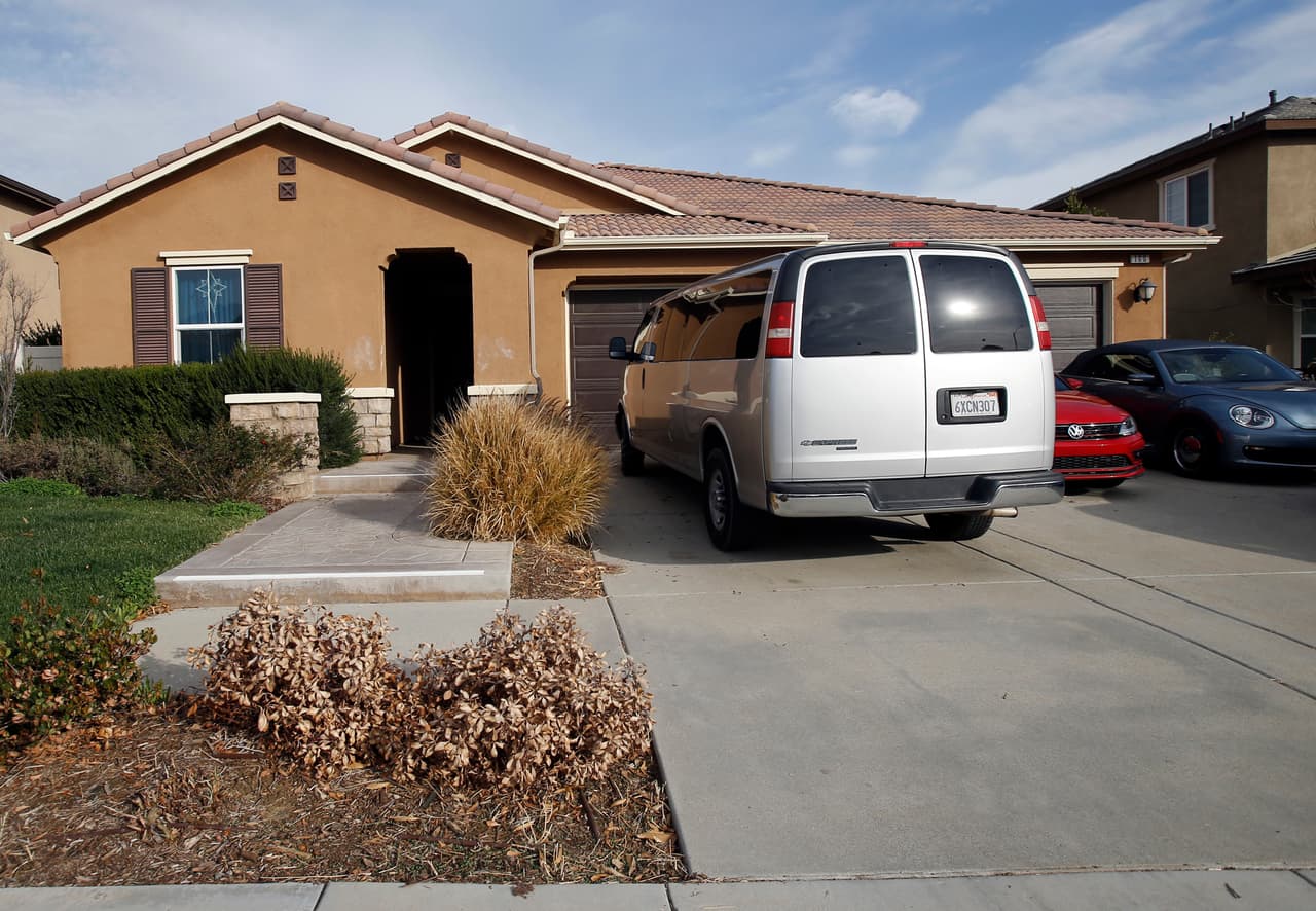 En esta casa del sur de California, ubicada en la cuadra 100 de Muir Woods Road, en Perris, era donde
<b>mantenían a sus víctimas cautivas y algunas hasta encadenadas a sus camas.</b>