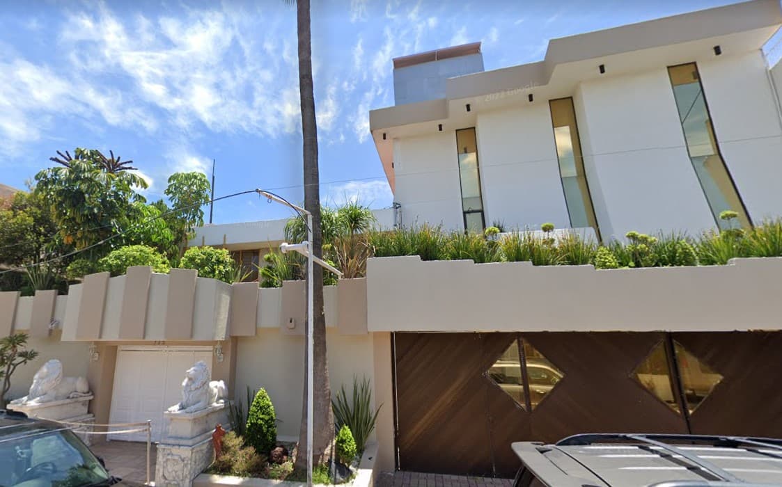 Entrada lateral de la que fue la residencia principal de Samuel Joaquín Flores.