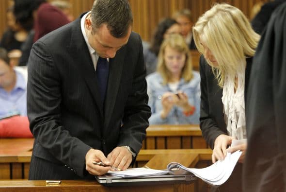 El segundo fue cuando un policía lo detuvo por exceso de velocidad, estaba acompañado de su exnovia, Samantha Taylor y su amigo. Pistorius se puso furioso cuando el policía lo reprendió por un arma que estaba en el auto y al alejarse disparó dentro del auto a través del techo descapotado y echó a reir.