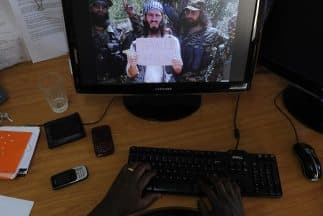 En el video aparece un hombre que declara, en un acento canadiense o estadounidense: "Es correcto que luches".