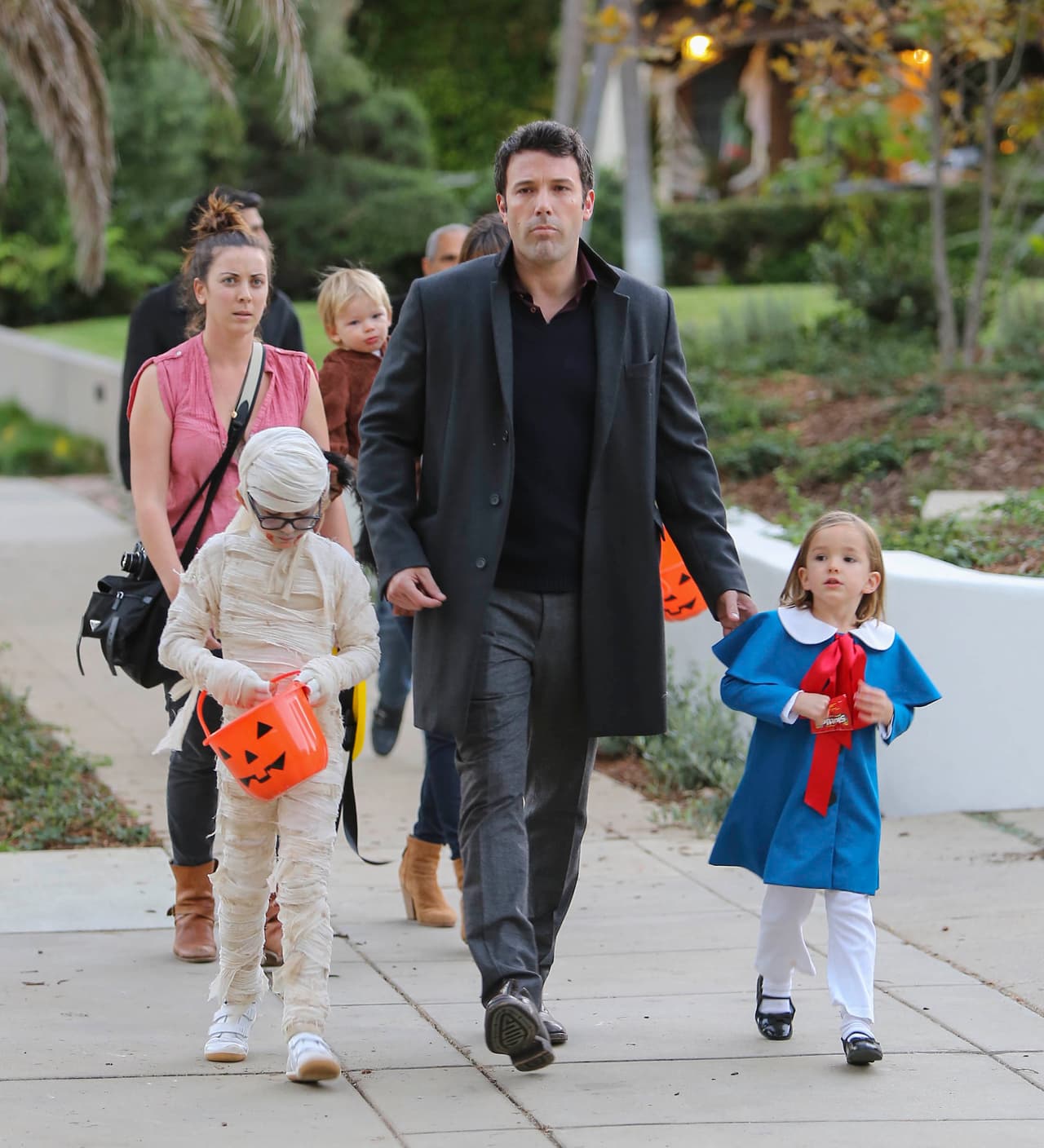 Ben Affleck llevó a sus pequeños disfrazados de momia y de Madeline.