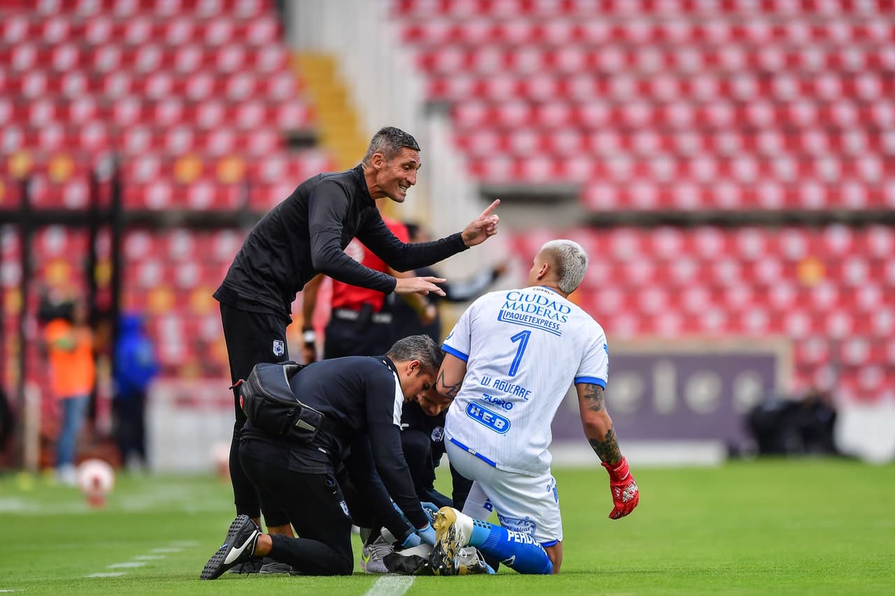 Aguerre fue atendido mientras Morant, auxiliar del expulsado Hernán Cristante, le daba indicaciones.