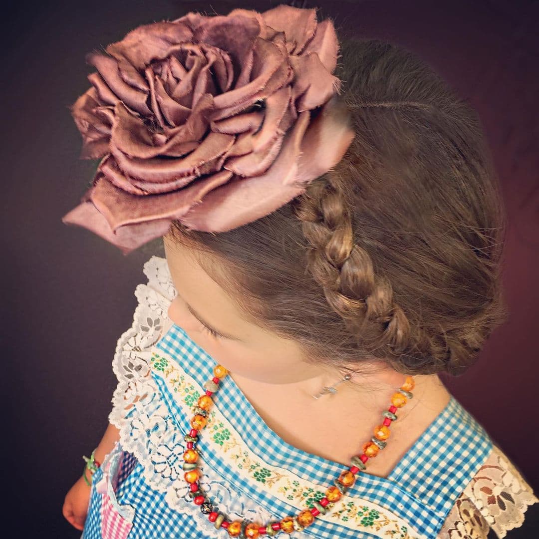 En febrero de este 2021, Mitzi, el diseñador del vestido de novia de Thalía, reveló en entrevista para Hoy, que los planes de esa especial celebración están tomando forma, pues ya han platicado sobre el vestido de quinceañera que usará.