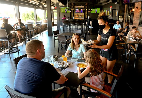 Negocios en el condado de Bexar que no exijan el uso cubrebocas recibirán multas de 1,000 dólares 