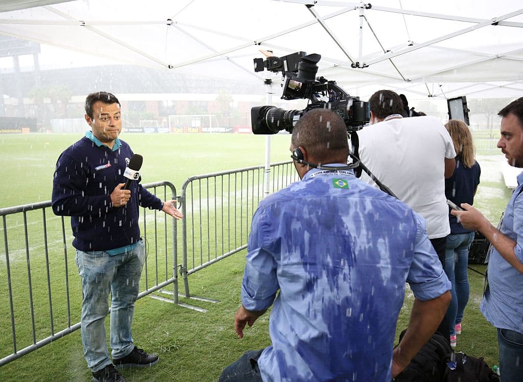 Este periodista brasileño y su equipo, que cubren la Copa America desde el estadio de la Universidad de Florida, en Orlando, reportó bajo un chaparrón.