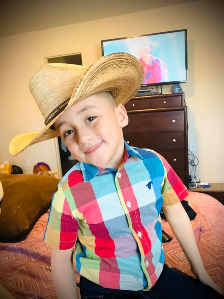 <a href="https://www.facebook.com/neellyy1926?comment_id=Y29tbWVudDozNzM5NTkxODM2MDY5MTY1XzM3Mzk2NDk0OTkzOTY3MzI%3D">Rodriguez Nelly</a> Mi vaquerito se quedó en casa ya que suspendieron clases en el distrito de Channelview 🤷 Ahora si que se quedó vestido y alborotado 😏