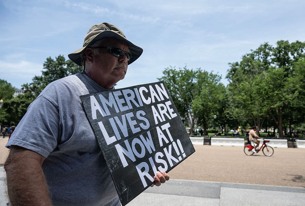 "Ahora, las vidas de los estadounidenses están en riesgo", advertía uno de los participantes en la manifestación frente a la Casa Blanca, hogar oficial del presidente de los Estados Unidos.