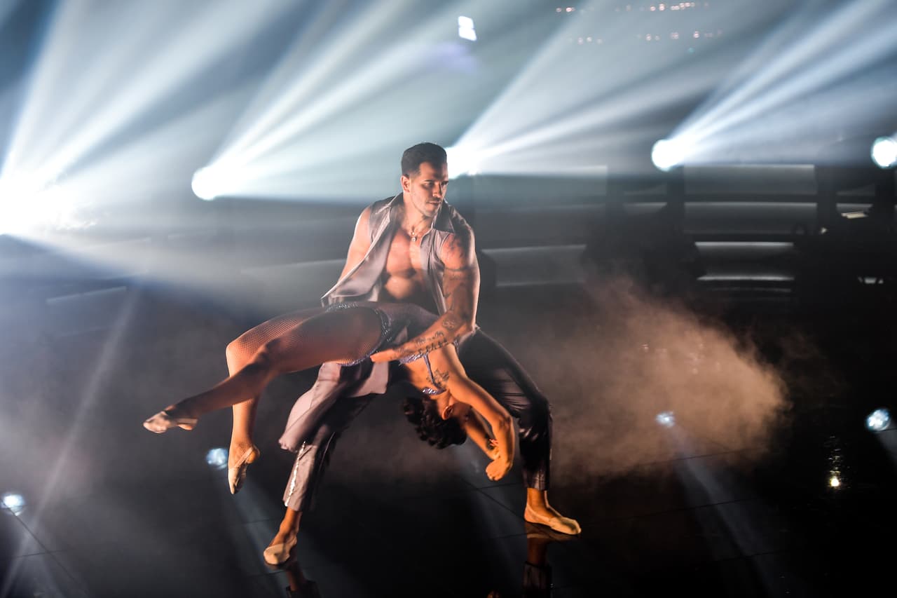 En la semifinal, Yisus conmovió a jueces y presentadores con un emotivo baile contemporáneo con el que rindió tributo a su mamá recién fallecida. Las emociones continuarán en la final de Mira Quién Baila, la cita es el domingo 18 de abril a las 8P/7C por Univision.
