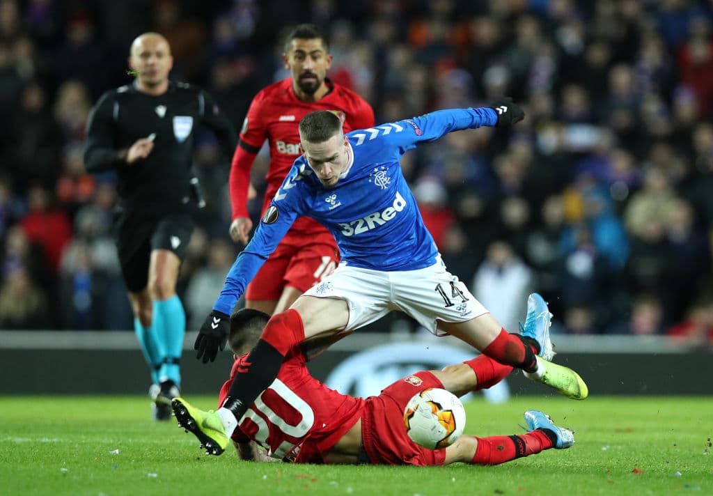 Ryan Kent logra llevarse por velocidad a Charles Aranguiz, saca un potente disparo pero el tiro sale muy desviado.