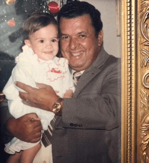 Maity conserva y atesora cada uno de los recuerdos vividos con su familia. Aquí la vemos unos Navidades atrás con su 'Papaito', como le dice de cariño.