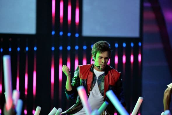 Su juventud encendió al público que cantó son él su tema MMM Yeah (Music Video) feat