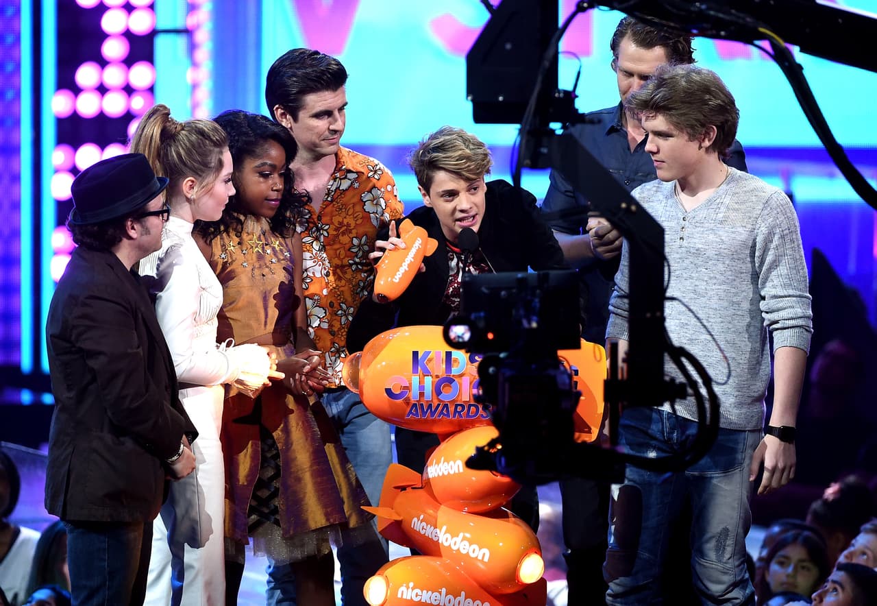 Los chicos de 'Henry Danger' aceptan el premio como Programa Infantil Favorito