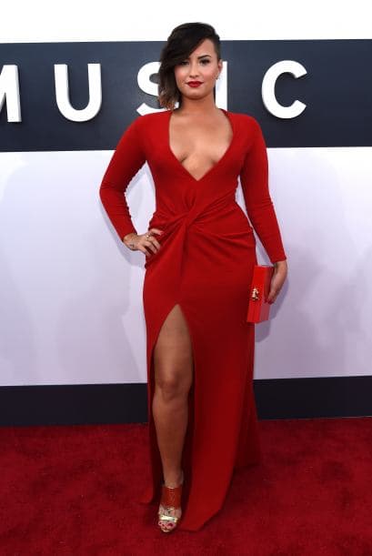 OMG! De rojo luce súper sensual. Demi es una diosa en toda la extensión de la palabra.
