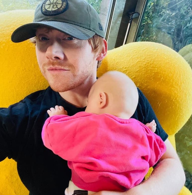 <b>Ruperte Grint</b>
<br>El famoso intérprete de Ron Weasley, en la saga Harry Potter, presumió a su hija Wednesday G. Grint, en redes sociales, en 2020. 
<br>
<br>Su actual pareja, es la actriz Georgia Groome y, aun cuando son muy reservados, no han podido dejar de mostrar con orgullo a la pequeña.