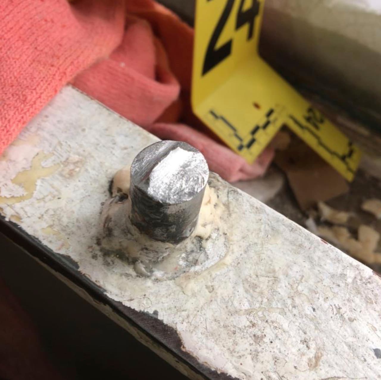 Los sospechosos, junto a otros dos reos, lograron cortar las barras de su celda. Autoridades no han encontrado las herramientas que usaron los hombres para cortar las barras de hierro.