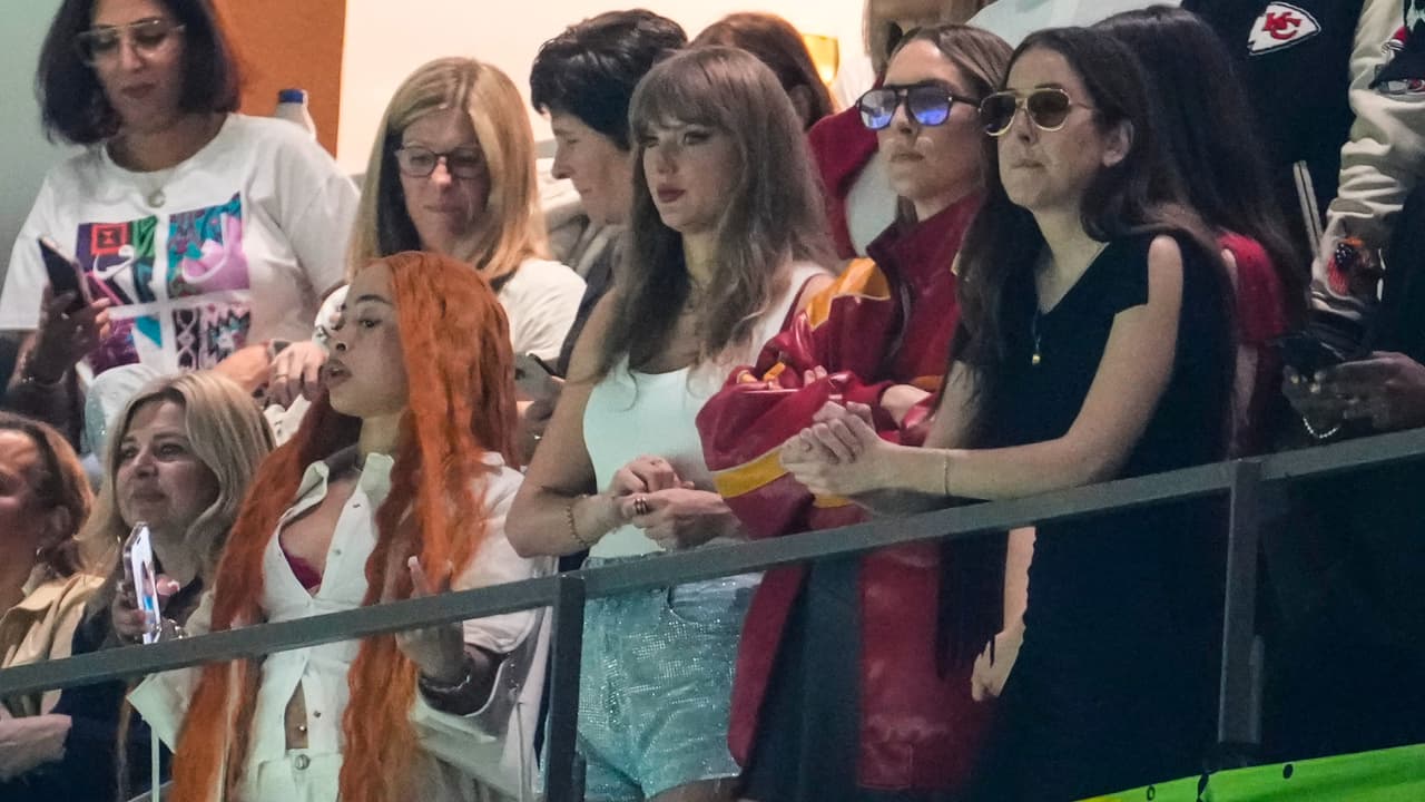 A Taylor Swift se le vio gran parte del tiempo con un rostro muy serio durante el Super Bowl 2025.