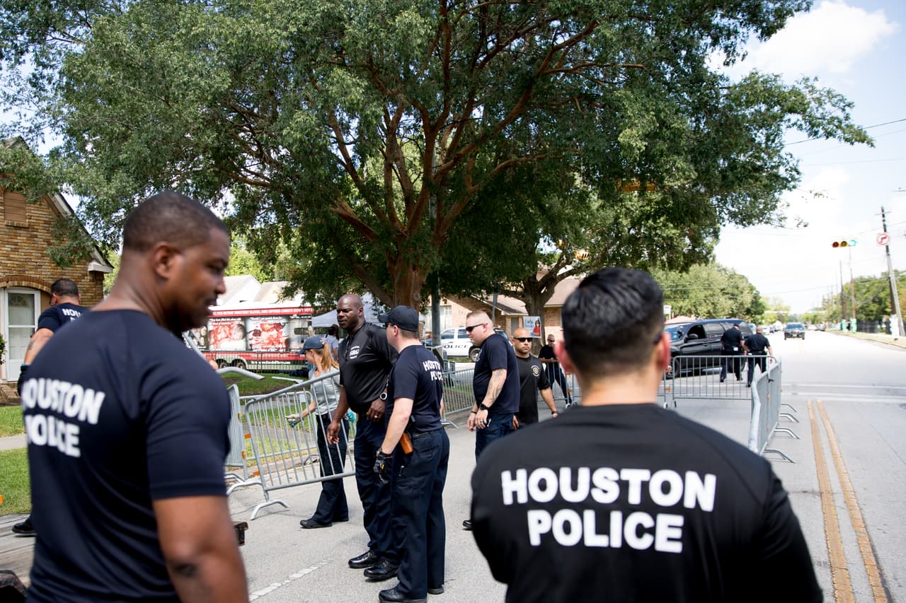 Cientos de policías de la ciudad de Houston custodian los alrededores de la Universidad. Algunas avenidas aledañas al campus universitario se mantienen cerradas por seguridad.