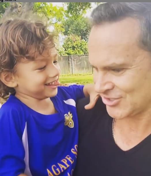 Alan Tacher es padre de dos varones, el más pequeño es Liam, quien recientemente está desarrollando habilidades en fútbol soccer. Su padre es su compañero en esta aventura.