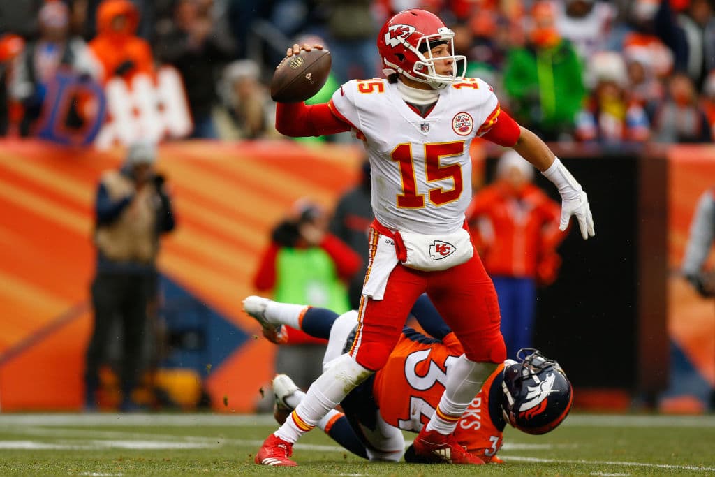 32) 
<b>Patrick Mahomes, Kansas City Chiefs</b>. Parece ser que a la gerencia del equipo le bastó un juego de titular de Mahomes para darle las riendas. Dejaron ir a Alex Smith y confiarán en este joven.