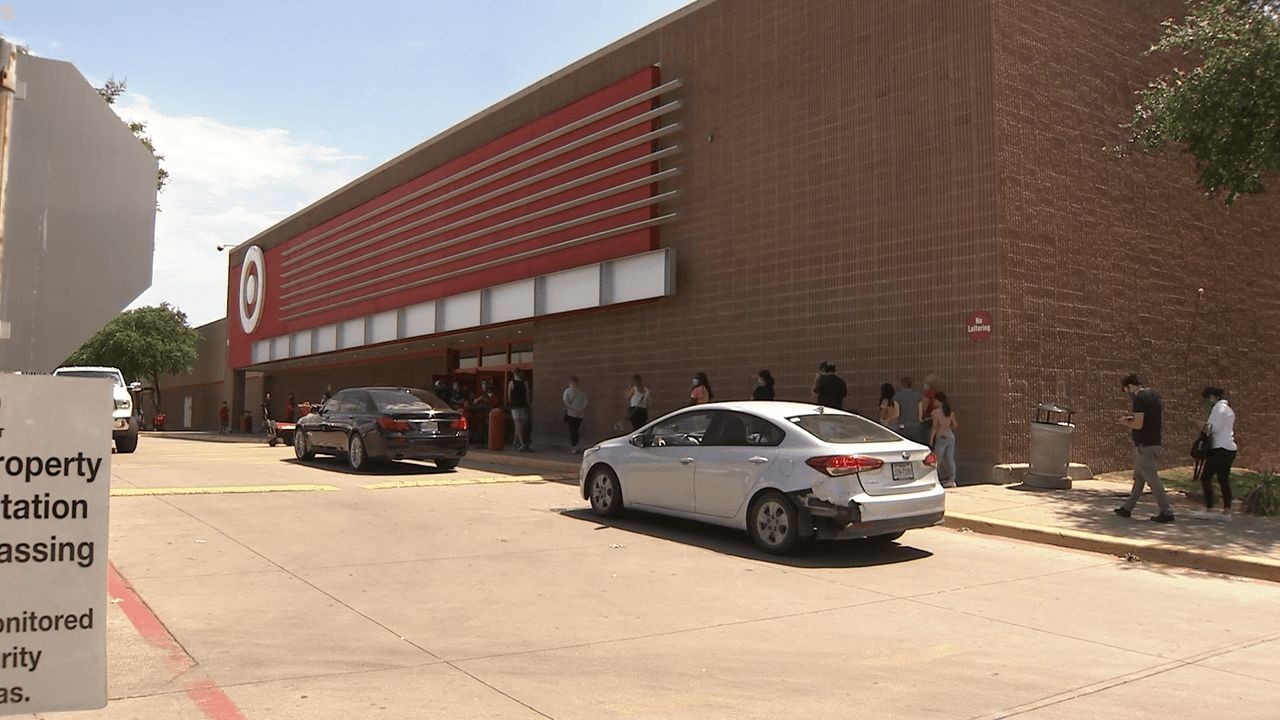 Clientes de Target deben respetar el distanciamiento social y esperar por su turno de entrada