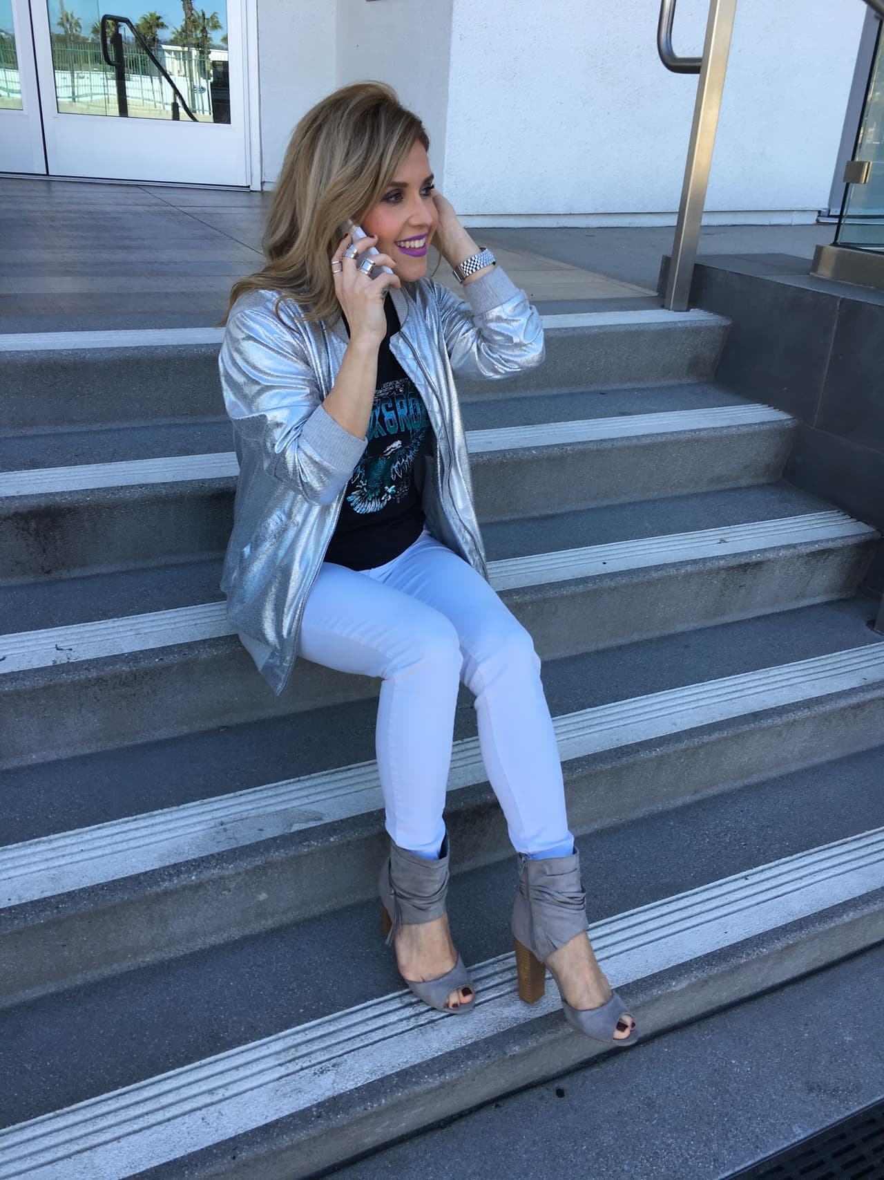 Para esos días de sol con vientos repentinos, una chamarra que combine con tus zapatos te mantendrá en estilo.