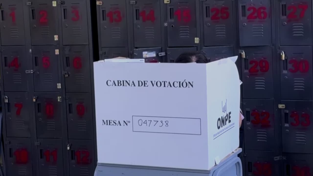 Caos electoral en Perú obliga a extender votación; miles no logran sufragar