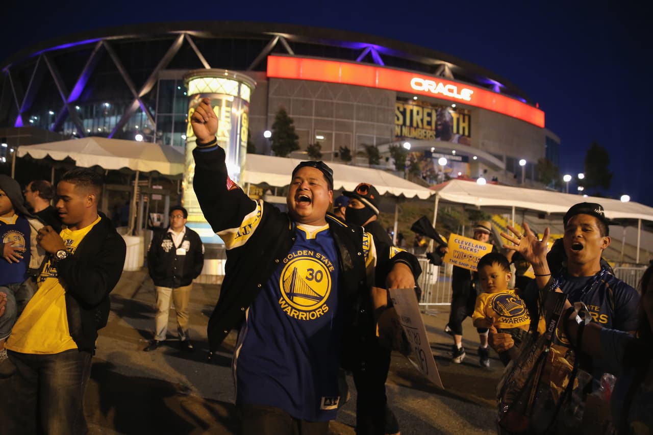 Fans de los Golden State Warriors celebraron en las calles de Oakland