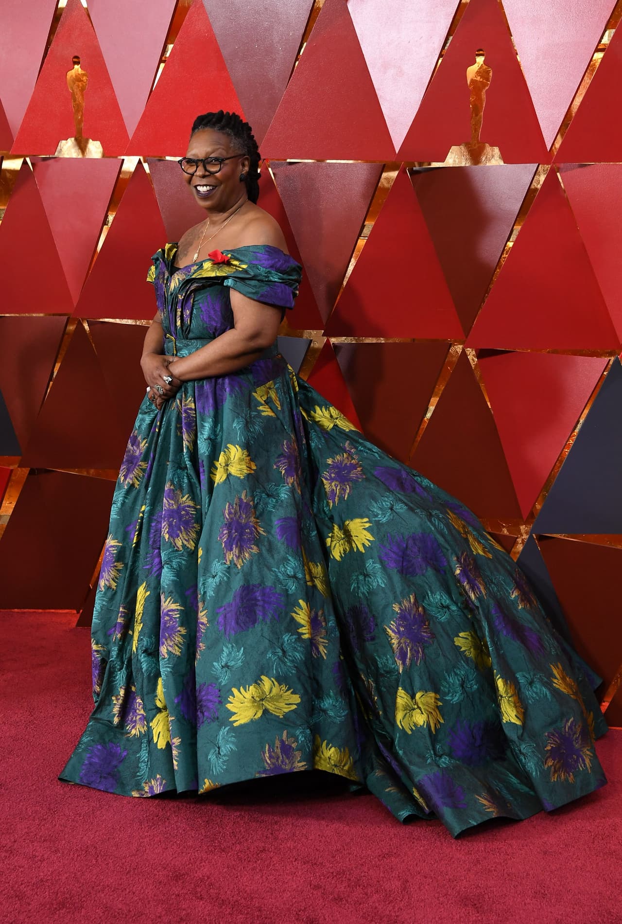Whoopi Goldberg necesitaría un asiento adicional para acomodar bien la cola de este vestido floral, un diseño de Christian Siriano.