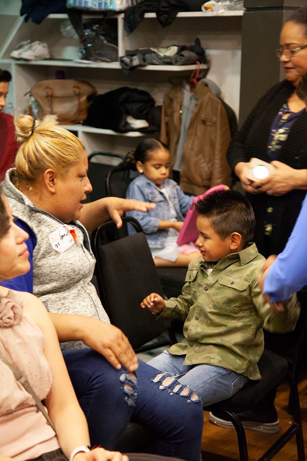 Las mamás de los pequeños son un elemento importantísimo. Ellas no sólo guían a los participantes sino que están ahí para motivarlos y recibirlos después de escuchar la decisión de los jueces.