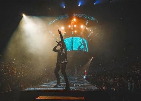 El dúo puertorriqueño también interpretó temas como 'Reggaetón en lo oscuro', así como 'Los campeones del pueblo', 'Pam pam', 'Mírala bien' y 'Rakata'. A través de sus redes sociales, Wisin compartió algunas instantáneas de esta paricipación: "Gracias, Bad Bunny por la invitación. Un gran honor Puerto Rico. Los amamos".