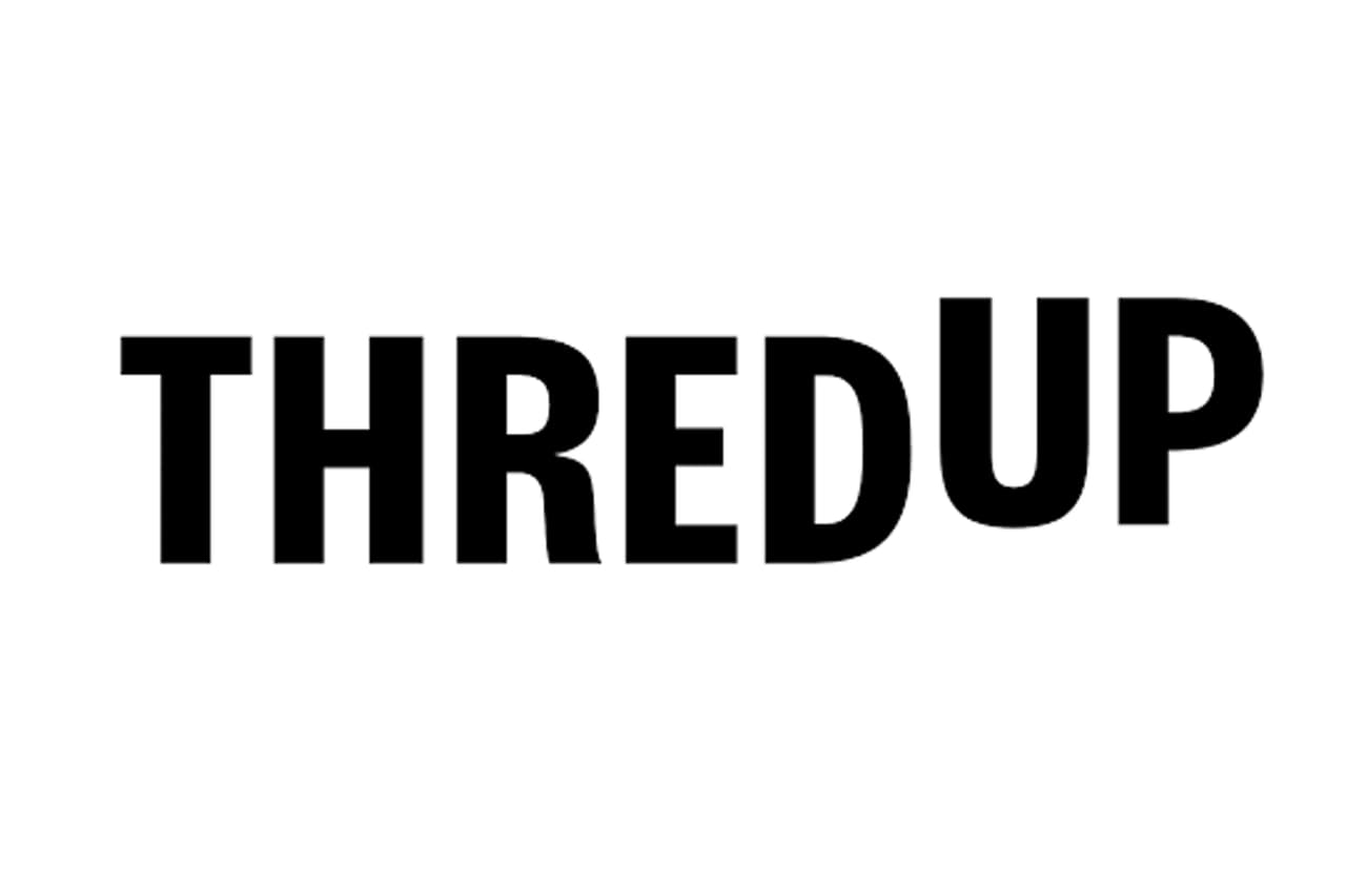<b>ThredUp</b>
<br>
<br>"Ropa de segunda mano, diversión de primera mano", es el lema de esta tienda de
<a href="https://www.thredup.com/"><u>vestimenta usada para mujeres y niños en línea</u></a>. Quien lo desee puede enviar su ropa por correo prepagado a ThredUp, que definirá el valor y si los artículos pueden ser vendidos o no.
<br>
<br>La tienda le pagará cuando los artículos sean vendidos. Si no son aceptados, usted deberá pagar el envío de regreso pero si no los desea la tienda se encargará de disponer de ellos.
<br>