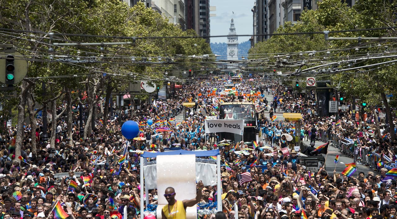 Cientos salieron a las calles de San Francisco para celebrar el Orgullo Gay.
