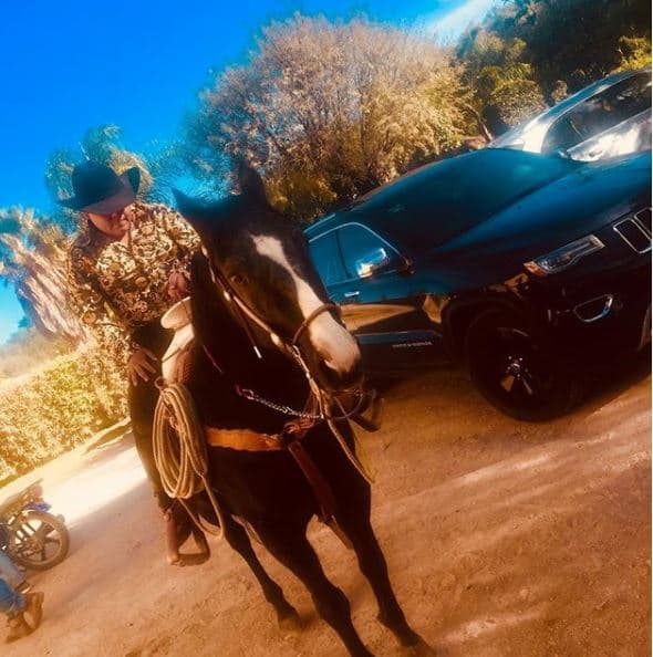 Con un look más campirano, este joven se dejó ver junto a este
<b> Jeep Gran Cherokee.</b>